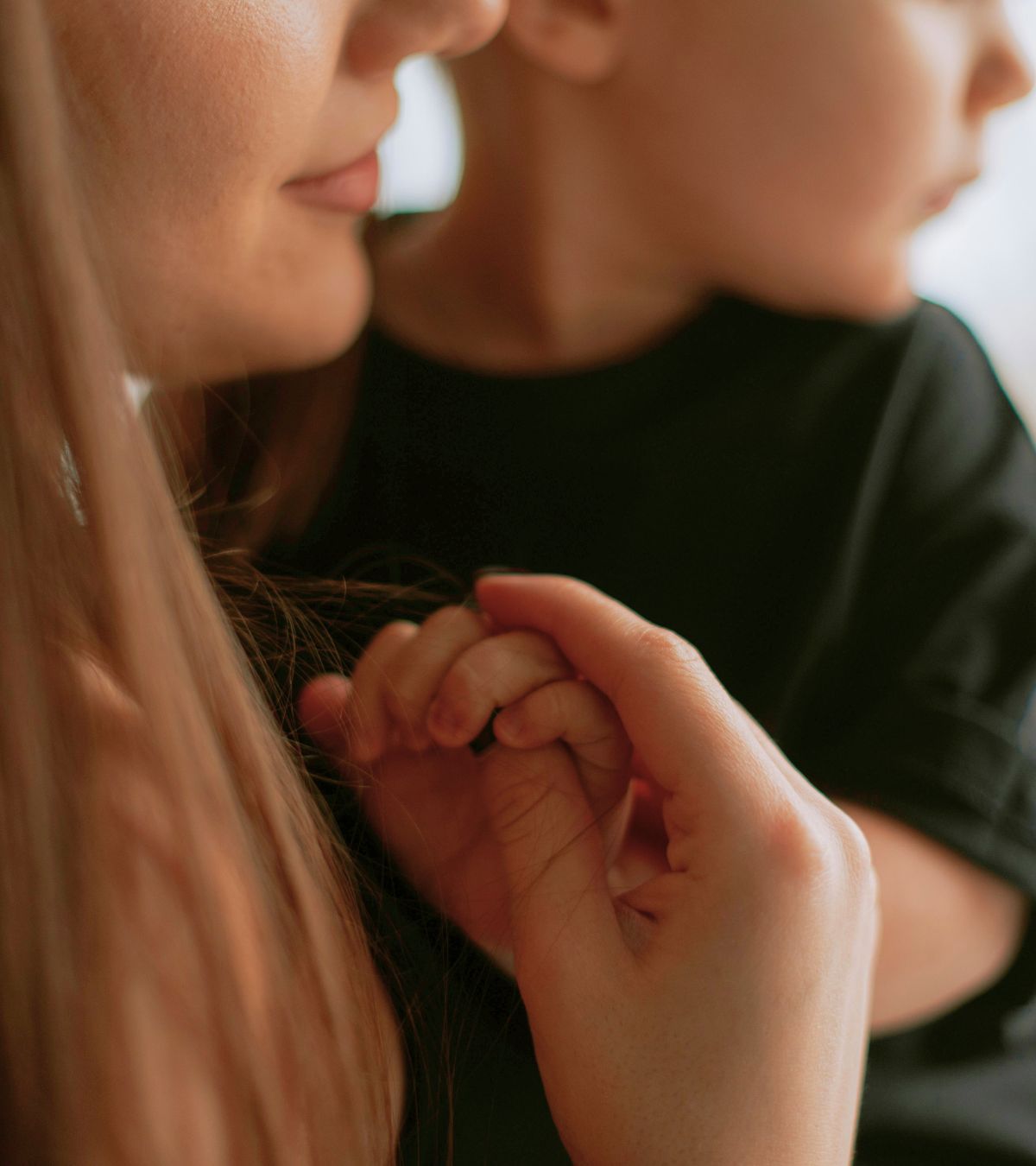 Mãos de diferentes gerações — vínculo e cuidado em família