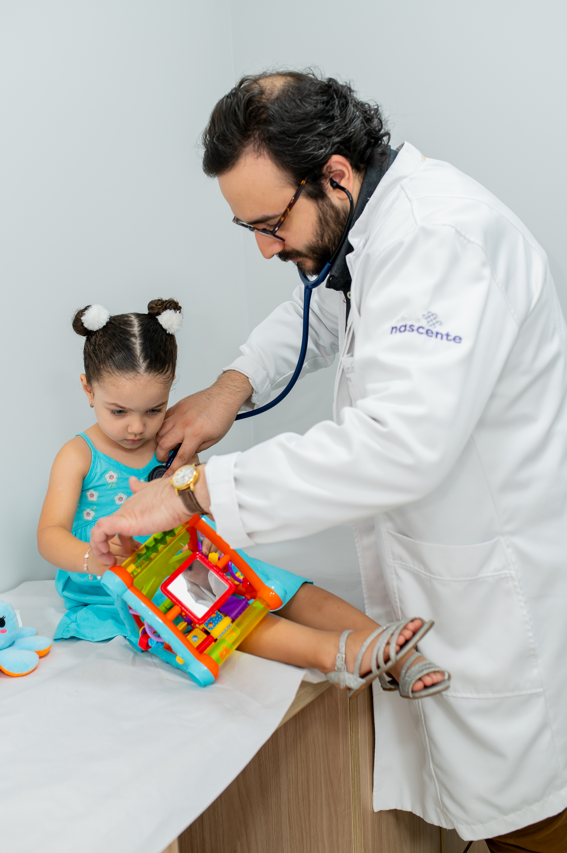 Dr. Victor Cunha, pediatra da Clínica Nascente, em atendimento